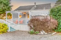 Enchanting Ocean View and Cozy Jacuzzi - Romantic Cottage Retreat
