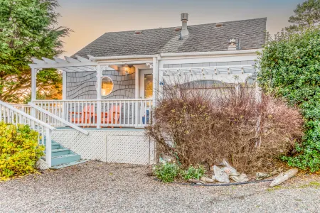Enchanting Ocean View and Cozy Jacuzzi - Romantic Cottage Retreat