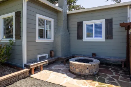 Cozy Retreat with Fire Pit and Alpaca Farm - Charming Coastal Haven