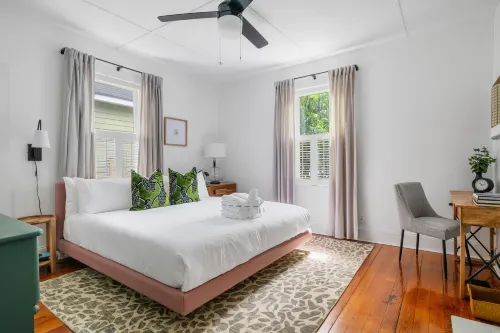 Cozy Fire Pit, Sunlit Workspace and Ample Parking - Stylish Retreat Hôtels à : North Charleston