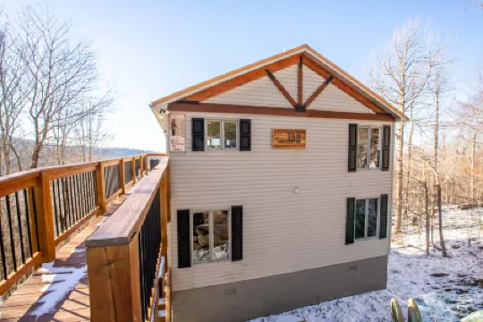 Mountain Views and Spacious Entertaining Areas - Charming Retreat