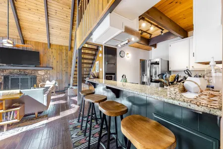 Fantastic wooded retreat with wraparound deck, gas grill, WiFi, & game room Отели рядом с достопримечательностью «Lollipop Park»