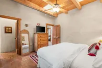 Charming Outdoor Space and Cozy Interior - Delightful Santa Fe Retreat Hotels in Tesuque