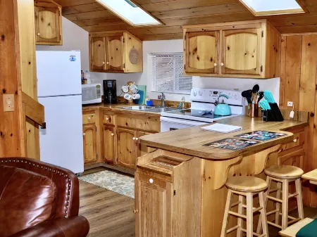 Cozy Cabin with Peek-a-Boo Views - Charming Retreat Amid Tall Pines