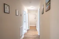 Chic Haven - Private Deck, WiFi, Family Retreat Hotels in Aberdeen