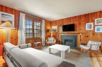 Modern Amenities and Cozy Outdoor Space - Charming Sea Cottage