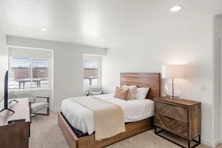 Stylish Townhouse with Giant Loft and Trailer Parking - Luxurious Oasis