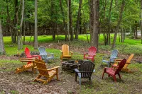 Spacious Entertainment Hub and Enclosed Deck - Cozy Forest Retreat