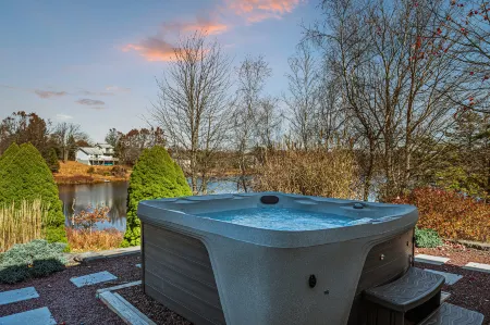 Hot Tub and Game Room with Lake Views - Stunning Modern Retreat Отели в г. Танкханнок Тауншип