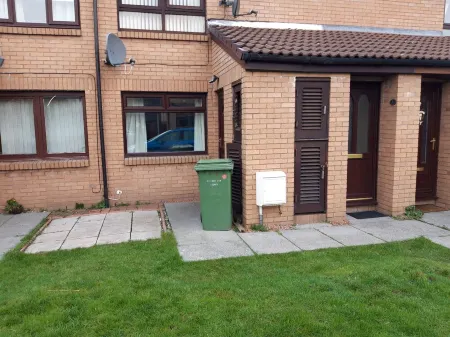 Apartment situated next to queen Elizabeth hospital 2.5 mile from hydro secc Отели рядом с Аэропорт Глазго Прествик