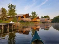 Campsite - Combined Tents with Kitchen and Bathroom Located Near a Pond Hotel di 