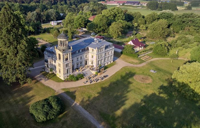 Schloss Kaarz mit Park