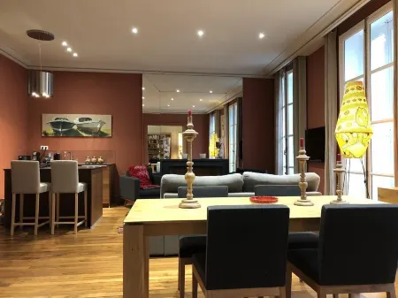 Maison d'hôtes Bordeaux Centre le Patio de l'Intendance Отели рядом с достопримечательностью «Basilique Saint-Seurin»