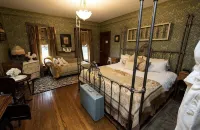 Iron Amethyst Inn   Boutique Hotel