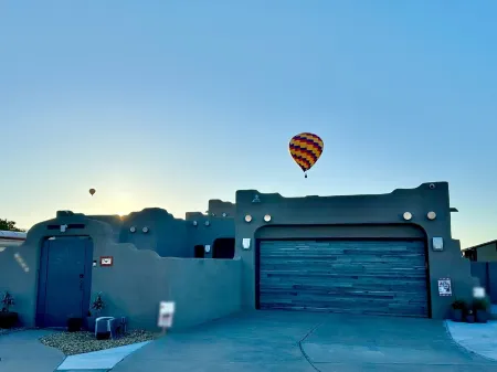 Best view in town.  Minutes away from Old town and the Albuquerque zoo Отели рядом с достопримечательностью «Альбукерке Ботаникал Гарден»