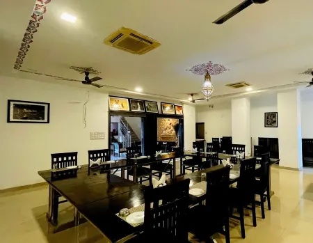 Hotel Radhika Отели рядом с достопримечательностью «Bada Bagh»