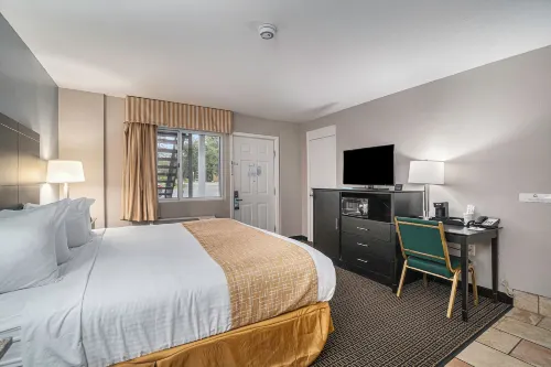 Travelodge by Wyndham Traverse City MI - parking