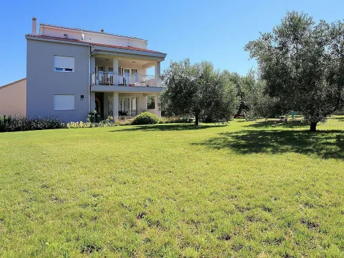 Tranquil Apartment in Bibinje with Garden