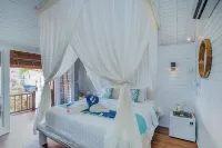 Water Blow Huts Hotels in Nusa Lembongan