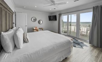 Three Steps to the Beach - 2 Br Townhouse by RedAwning