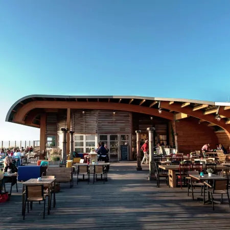 Modern Retreat by the Dunes Отели рядом с достопримечательностью «Пляж Зандворт»