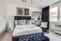 Stylish 4-br House With 3 Ensuite Free Parking - 2-Star