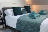 2 Bed Flat - Sleeps 6 - Parking - Wifi فنادق في 