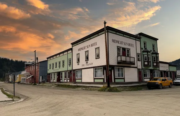 北極太陽,岸邊酒店