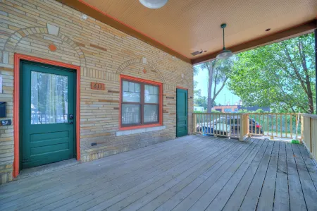 DreamStay on Clay Отели рядом с достопримечательностью «Беюкма Плейфилд»