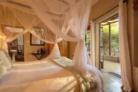 Mvuradona Safari Lodge - balcony