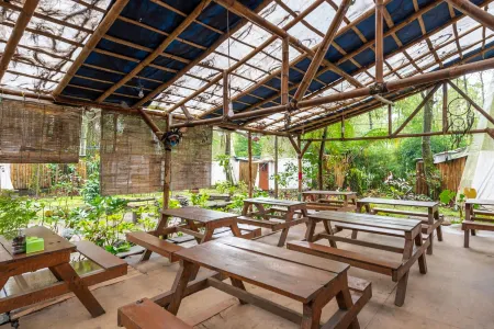 RedDoorz @ Apache Camp Отели в г. Wonosalam