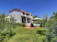 Superb Modern Villa with Pool, Large Fenced Yard Near the Beach