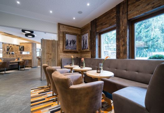 발코니에서 본 산의 모습