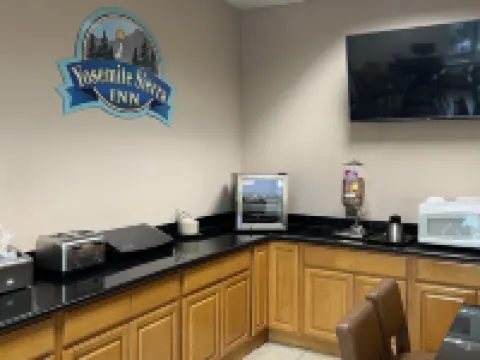 Yosemite Sierra Inn Hotels in Oakhurst