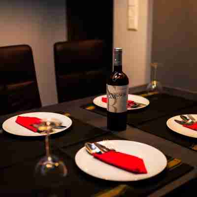 1 Bed Apartment - Sleeps 4 - Parking, Wifi Dining/Meeting Rooms