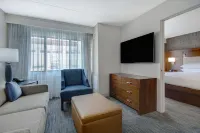Embassy Suites by Hilton Detroit Metro Airport Hotel dekat Nippon Express USA
