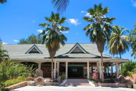 Hotel Cote d'or Lodge Отели рядом с достопримечательностью «Кот Дор Бич»