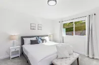 Peaceful Island Getaway, Port Susan Views with BBQ & Playroom