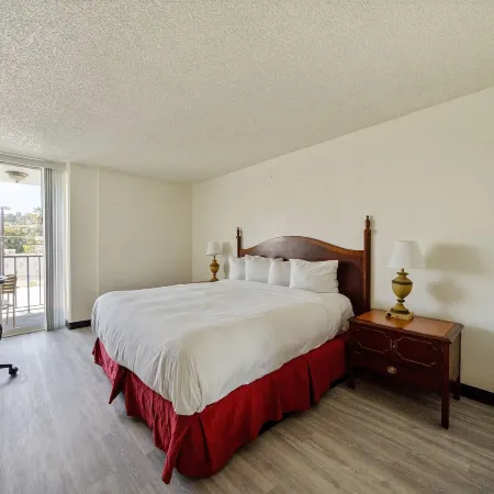 MC Pacific Inn & Suites