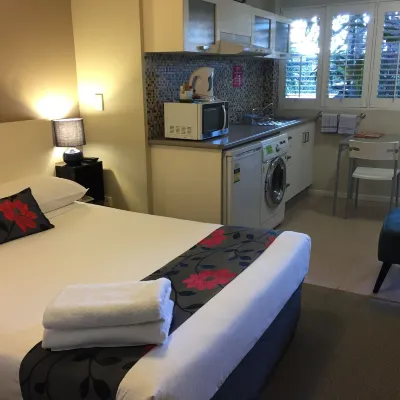 Brisbane Street Studios Hotels near Coorparoo