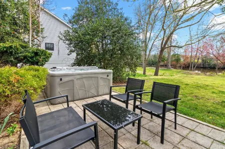 WATERFRONT!! HOT TUB!! 4 BED/4 BATH CHARMING HOME IN THE HEART OF CAMBRIDGE