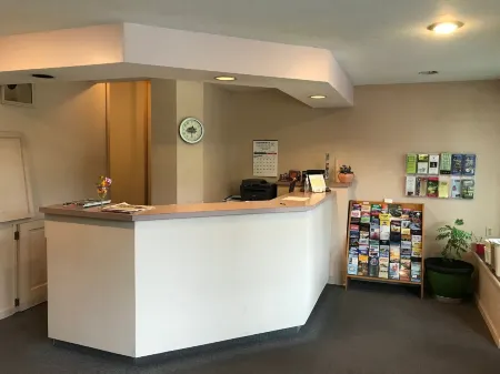 Economy Lodge 682 Main St Sturbridge Отели в г. Стербридж