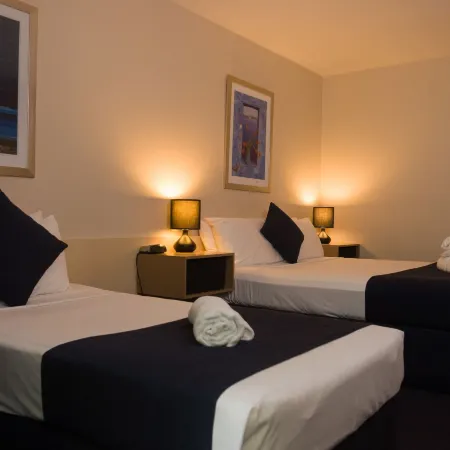 Lancaster Court Motel Отели в г. Аннерли