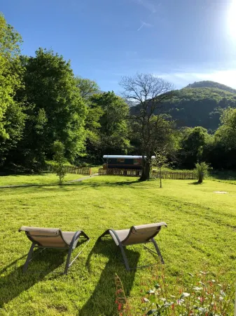 Du Coté de Lacoume Отели в г. Гурдан-Полиньян