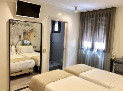 Grecorooms Hoteles cerca de Iglesia de Santo Tomé