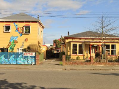 Bazil's Backpackers BBH Hostel & Surf School