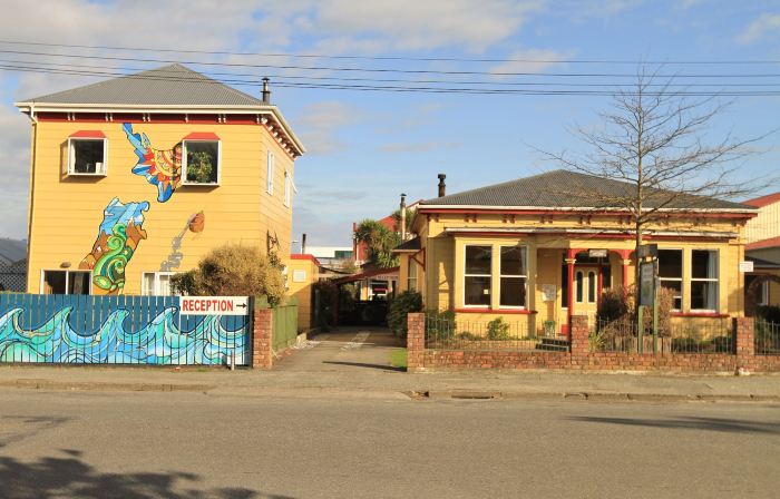 Bazil's Backpackers BBH Hostel & Surf School
