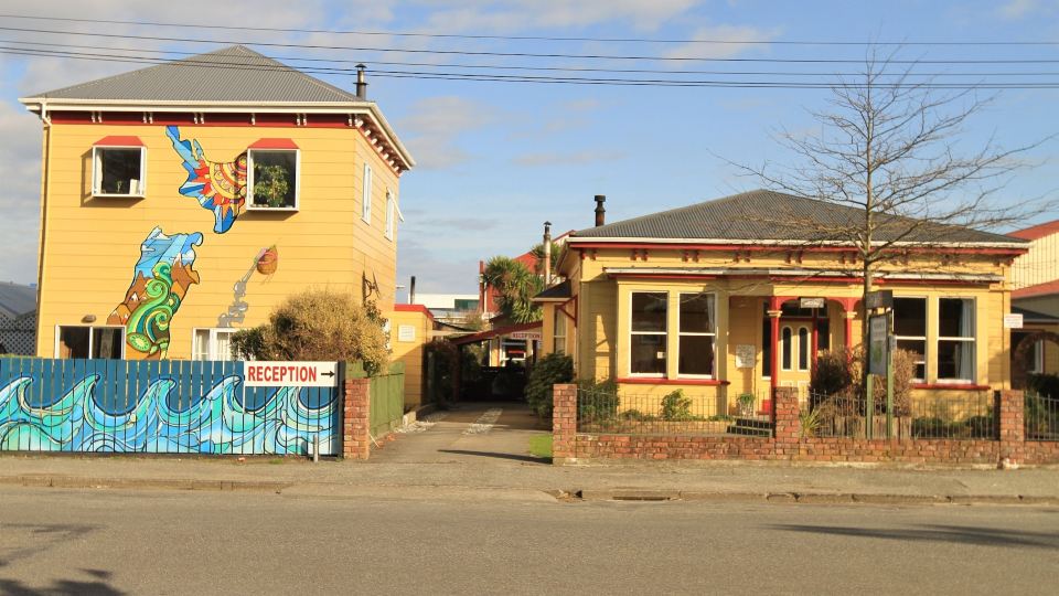 Bazil's Backpackers BBH Hostel & Surf School