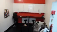 Private on Suites- Private Bathroom Every Room-1 Bus to Heathrow Airport - Parkering