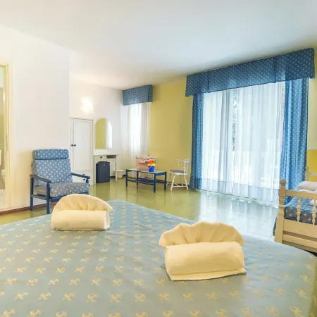 Family Hotel Alexander - Azzurro Club Отели рядом с достопримечательностью «Фаро»